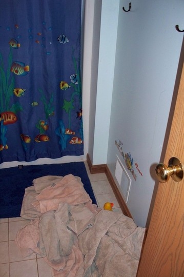 floortowels2.jpg towels on bathroom floor