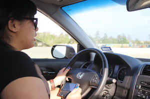 woman texting while driving